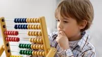 Foto eines kleinen Jungen mit Abacus