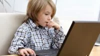Kleiner Junge am Laptop