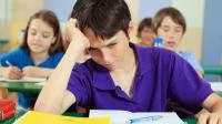 Verschlafener Schüler im Unterricht
