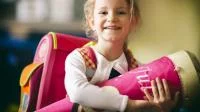 Ein lächelndes Mädchen mit Schultüte