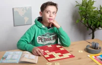 Foto von einem Jungen, der mit LÜK spielt