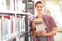 Abiturient mit Büchern