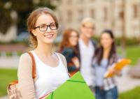 Abiturientin vor der Schule