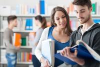 Abiturienten in der Bibliothek