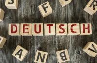 Buchstabenwürfel bilden das Wort Deutsch