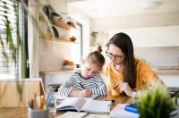 Mutter lernt zuhause mit ihrer Tochter