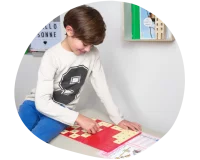 Abbildung von einem Jungen, der mit LÜK spielt