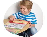 Abbildung von einem Jungen, der mit miniLÜK spielt