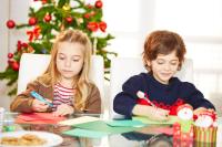Kinder basteln in der Weihnachtszeit