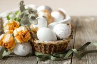 Körbchen mit Ostereiern und gelben Tulpen