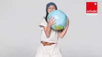Mädchen hält eine große Weltkugel in der Hand