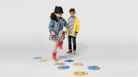 Mädchen und Junge spielen ein Hüpfekästchenspiel