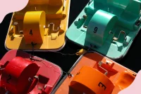 Bunte Tretboote treiben nebeneinander auf einem Gewässer
