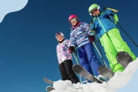 Drei Kinder fahren mit Ski durch den Schnee