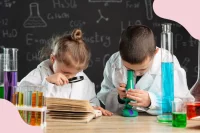 Symbolbild mit zwei Kindern, die experimentieren