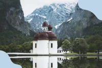 Königsee mit Kirche und Bergen im Hintergrund