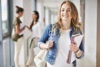 Frau mit Büchern in der Hand in der Schule