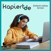 Ein Mädchen sitzt vor einem Laptop und lernt und der Hintergrund ist türkis mit kapiert.de Schriftzug.