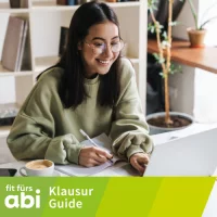Foto einer Schülerin, die an einem Laptop mit dem KlausurGuide online lernt