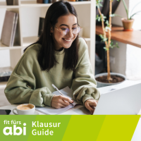 Foto einer Schülerin, die an einem Laptop mit dem KlausurGuide online lernt