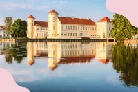 Ein Foto vom Schloss Rheinsberg mit einer schönen Spiegelung im See davor