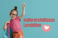 Abbildung eines Mädchens mit blauem Schulrucksack, Brille und rosa Oberteil, daneben steht allerersteKlasse Lernhilfen