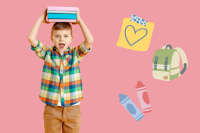 Abbildung eines Jungen, der einen Bücherstapel auf dem Kopf balanciert und aufgeregt schaut