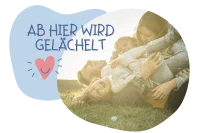 eine glückliche Familie liegt kuschelnd und lachend auf der Wiese, daneben steht der Text Ab hier wird gelächelt