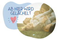 eine glückliche Familie liegt kuschelnd und lachend auf der Wiese, daneben steht der Text Ab hier wird gelächelt