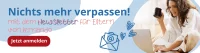Eine Mutter liest einen Newsletter an ihrem Laptop mit einer Tasse in der Hand