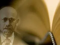 Portrait von Janus Korczak und einem aufgeschlagenen Buch
