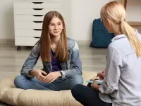 Kind und Coach in Gesprächssituation