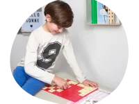 Abbildung von einem Jungen, der mit LÜK spielt
