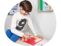 Abbildung von einem Jungen, der mit LÜK spielt