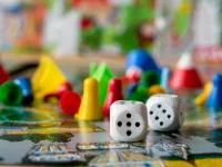 Foto von Spielfiguren und Würfeln