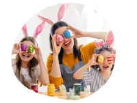 Abbildung Familie malt Ostereier