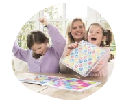 Abbildung Familie spielt LÜK - DAS SPIEL