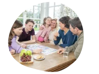 Abbildung Familie spielt LÜK - DAS SPIEL