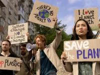 Junge Erwachsene protestieren für Klimaschutz