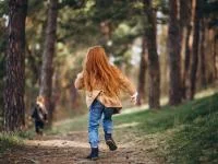 Ein Mädchen rennt im Wald