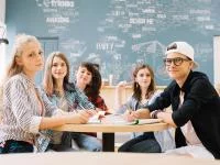 Jugendliche sitzen an einem Tisch in der Schule