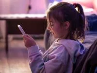 Ein Mädchen schaut auf sein Smartphone