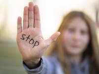 Stop-Geste einer jungen Frau
