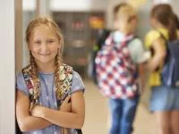 Mädchen in der Schule lächelt in die Kamera