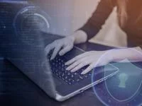 Hände an Laptop mit Bildelementen zur Datensicherheit.