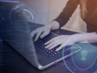 Hände an Laptop mit Bildelementen zur Datensicherheit.