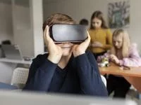 Ein junge trägt eine VR Brille
