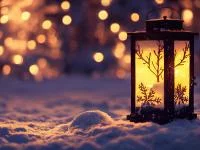 Foto einer kleinen weihnachtlich dekorierten Laterne, die im Schnee steht