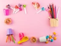 Flatlay mit Schulbedarf und Süßigkeiten