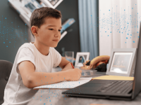 Ein Junge sitzt am Schreibtisch und schreibt eine mit KI generierte Hausaufgabe von seinem Laptop ab